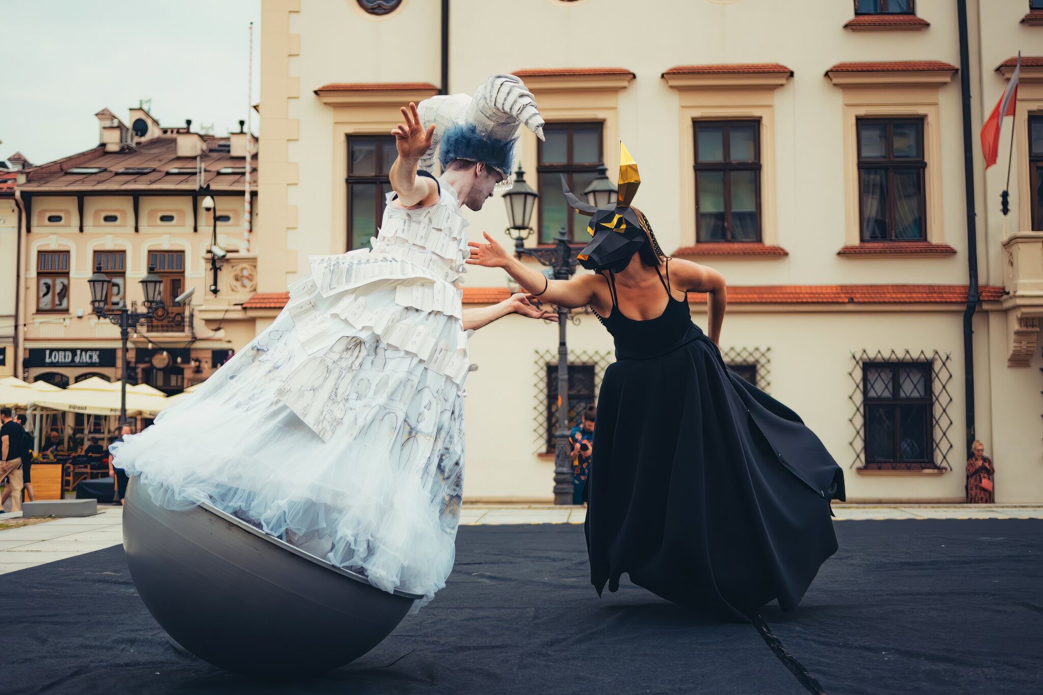 Weeble Wobble Fest — Anubis i CirQueen podczas performance